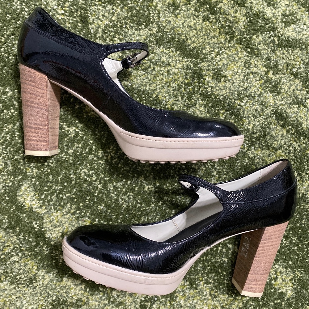 Tod’s black patent leather pump